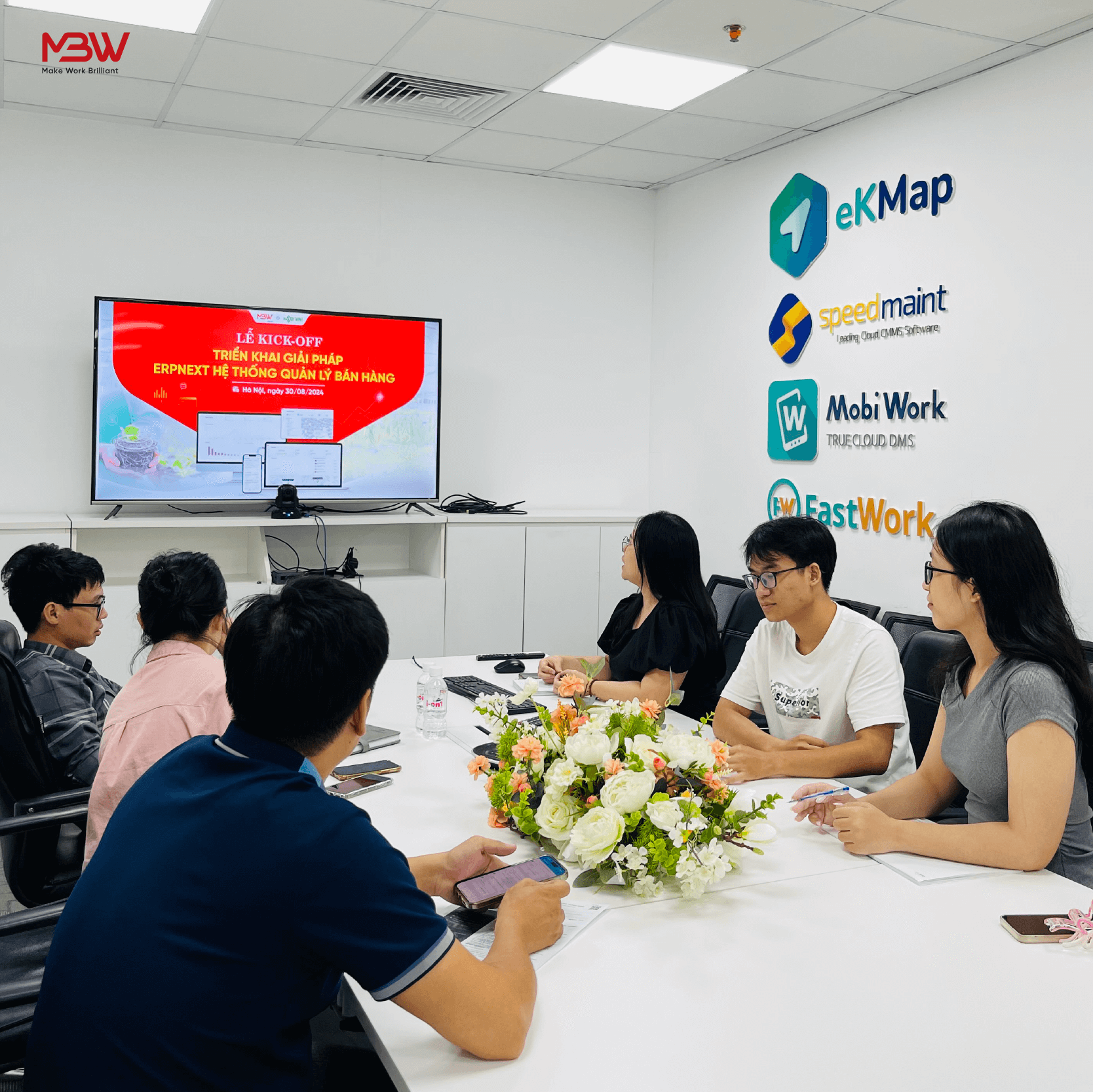 Ảnh: Buổi lễ Kick-off trực tuyến dự án triển khai giải pháp ERPNext tại văn phòng MobiWork Việt Nam. 